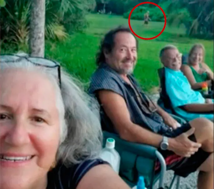 Imagem em que o suspeito aparece ao fundo foi entregue ao FBI