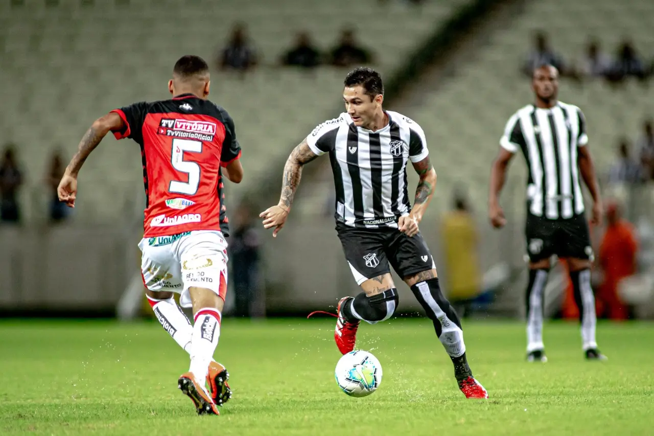 Atletas de Ceará e Vitória disputam bola