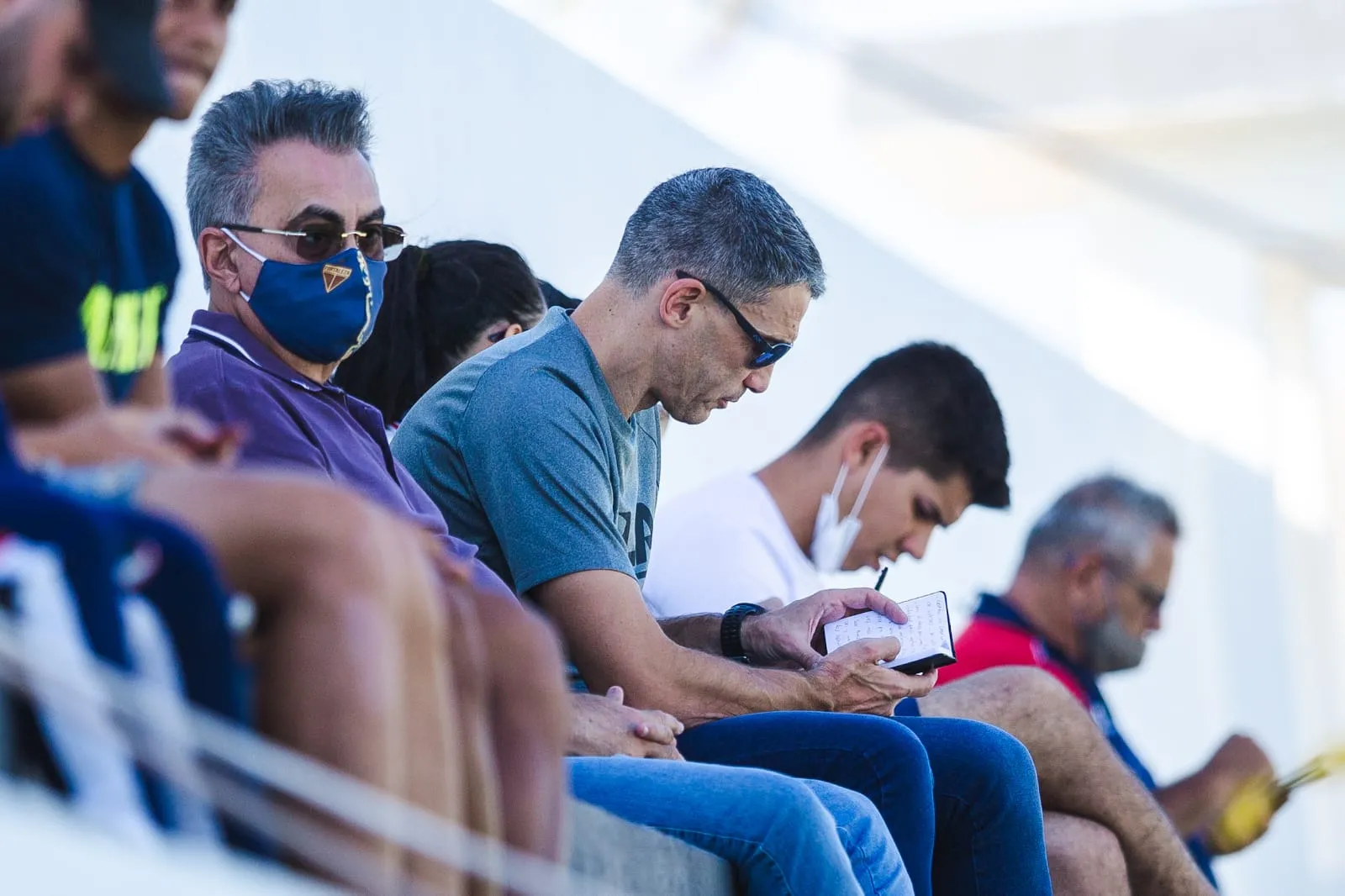 Vojvoda esteve assistindo o jogo e fez anotações