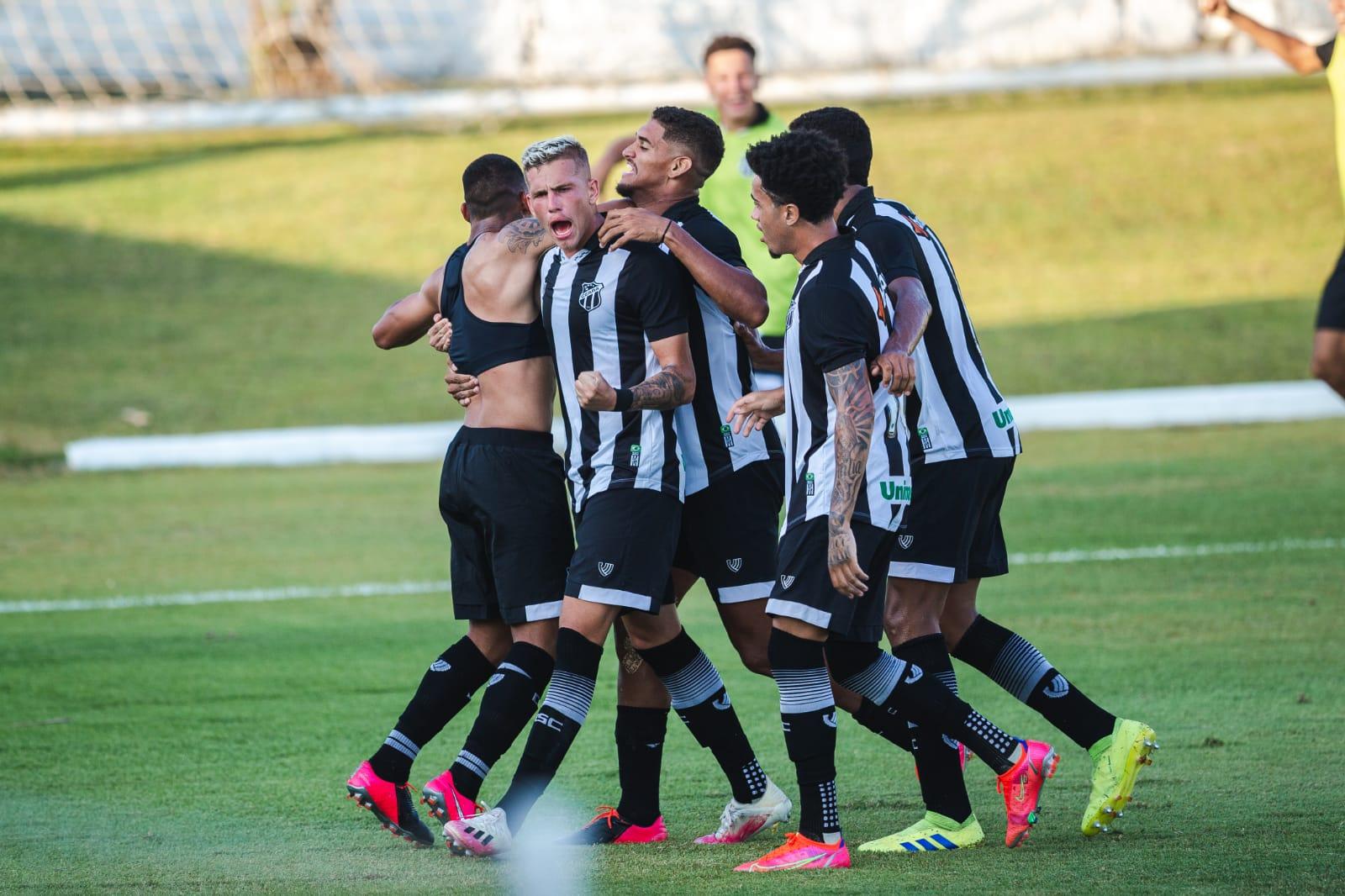 Jogadores do Ceará se abraçam em comemoração ao gol marcado
