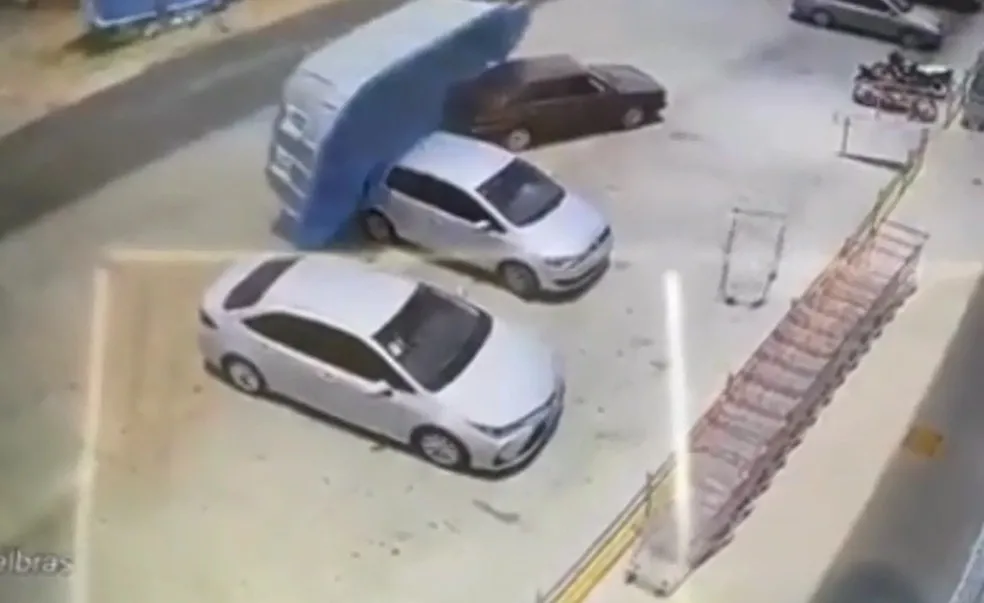 Piscina atravessa a rua e para somente quando cai sobre dois carros.