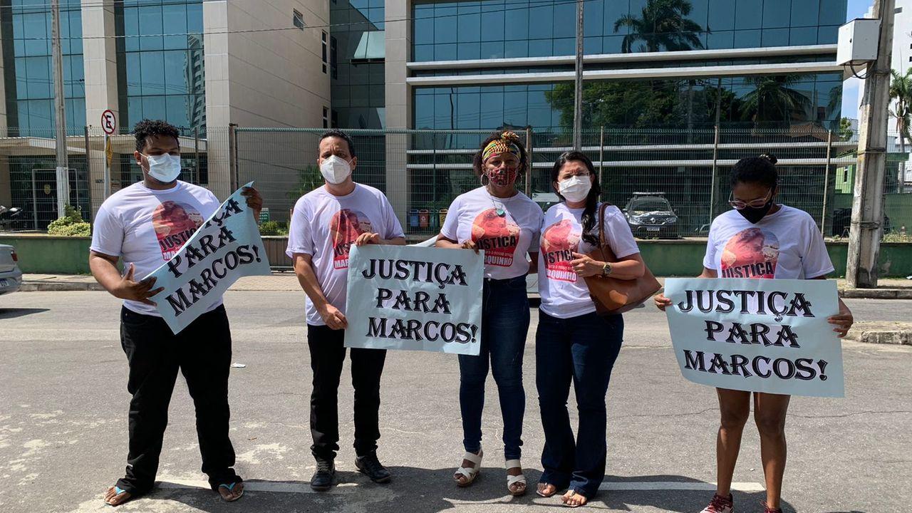 Amigos protestam em delegacia e pedem Justiça por morte de professor em Fortaleza