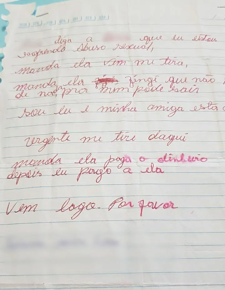 No bilhete entregue pela mulher em cárcere, ela pede que a tirem do local com urgência