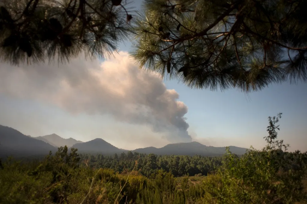 Cinzas do vulcão Cumbre Vieja impossibilita operações no aeroporto de La Palma, nas Ilhas Canárias.