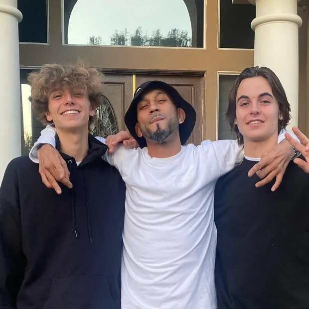 Eddie Morales (centro), amigo de Federline, posou com Jayden e Sean