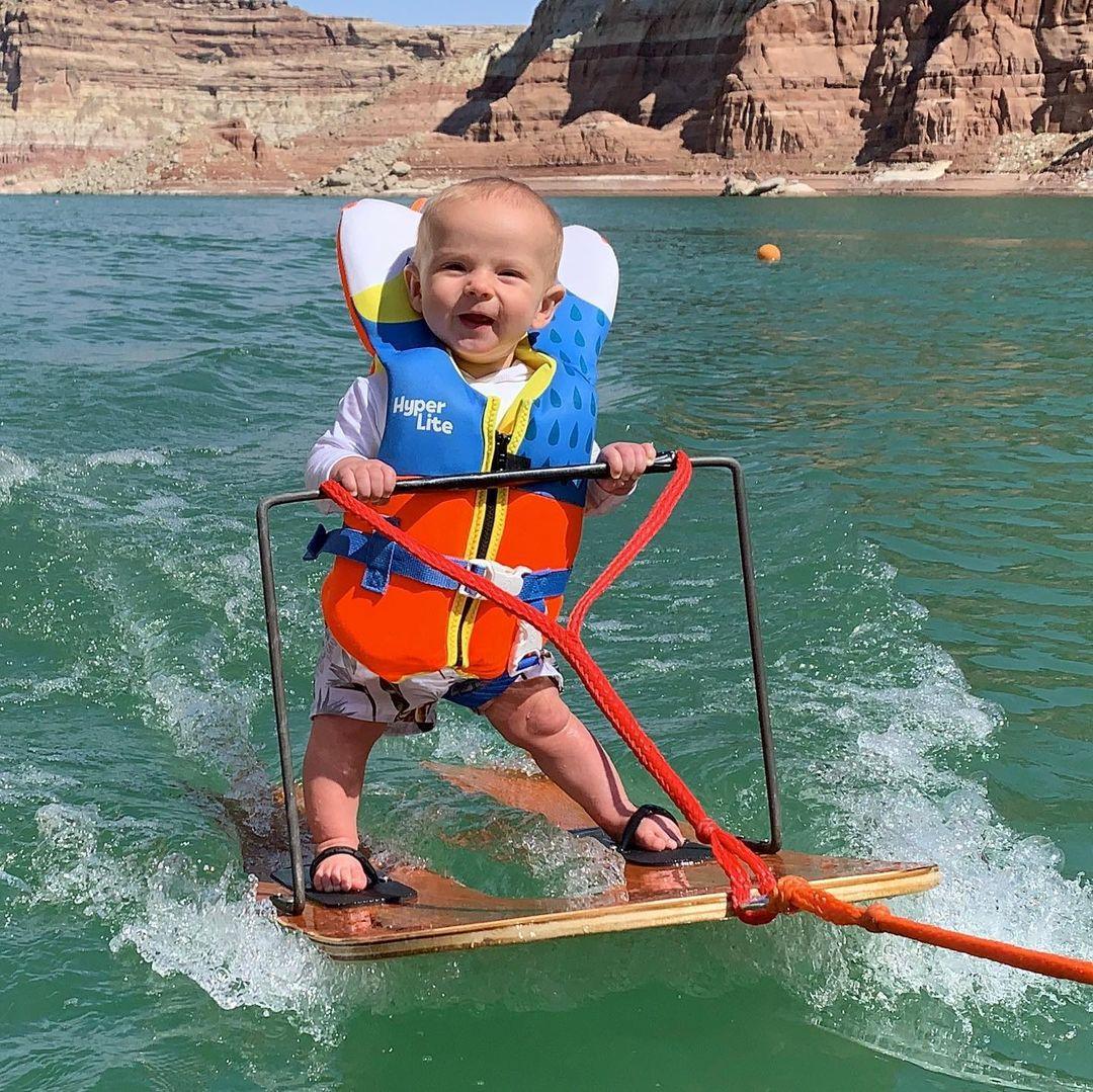 O pequeno Rich viralizou pela primeira vez em 2020, aos seis meses de idade, também em vídeo praticando esqui aquático.
