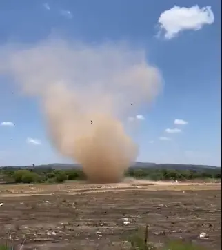 Redemoinho surpreendeu motorista no Crato.