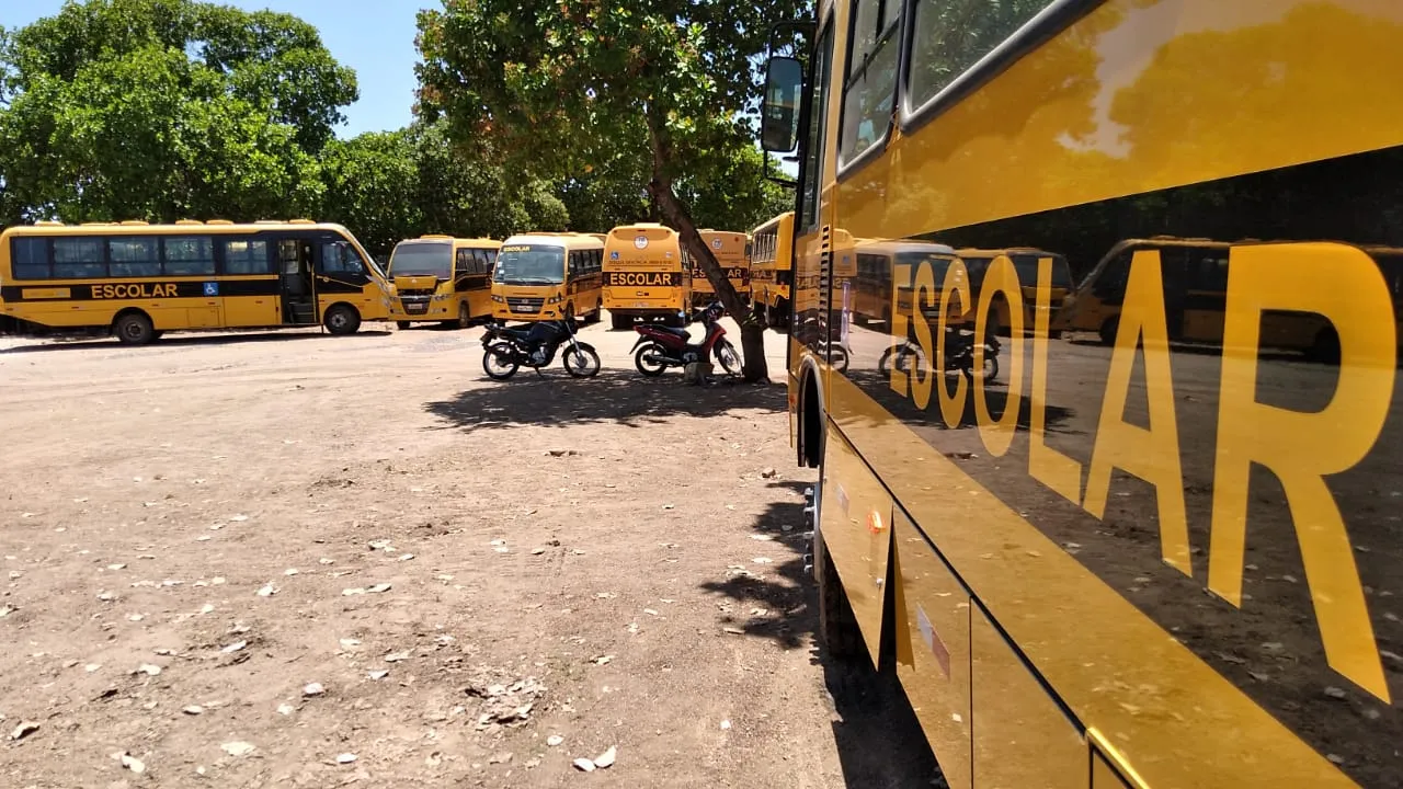 Segundo equipes do Corpo de Bombeiros, os ônibus não foram atingidos