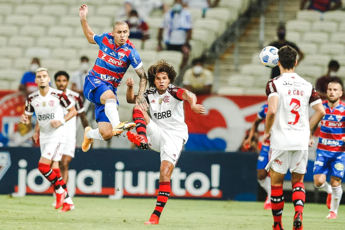 Fortaleza encontrou dificuldades para impor ritmo de jogo na Arena Castelão e finalizou apenas duas vezes no 1° tempo