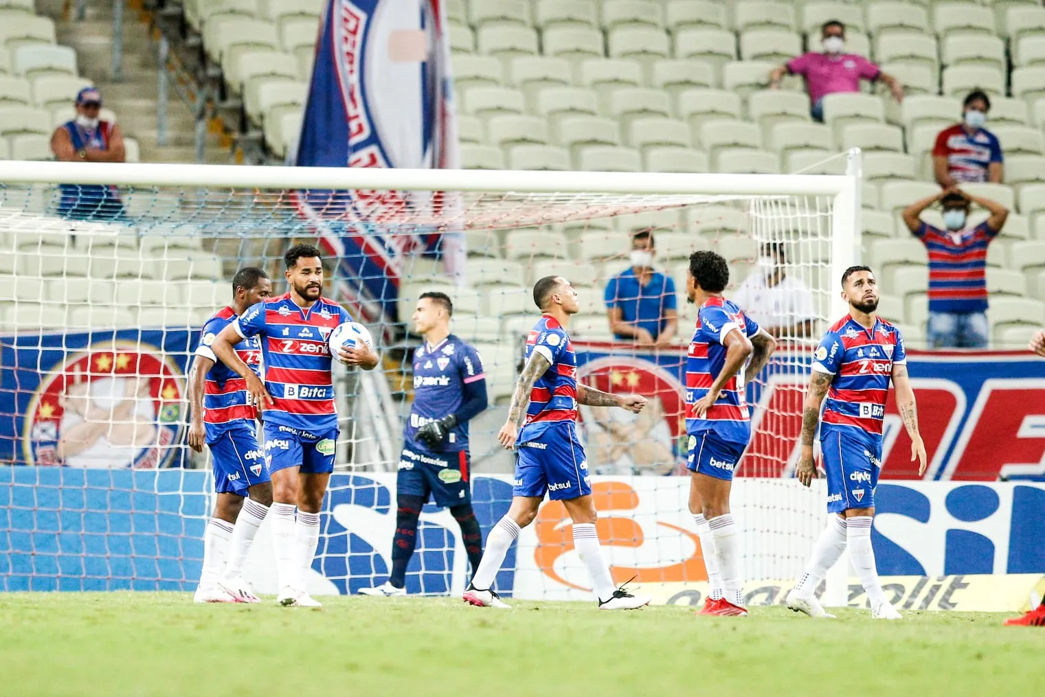 Jogadores do Fortaleza lamentam erros defensivos em gols do Flamengo