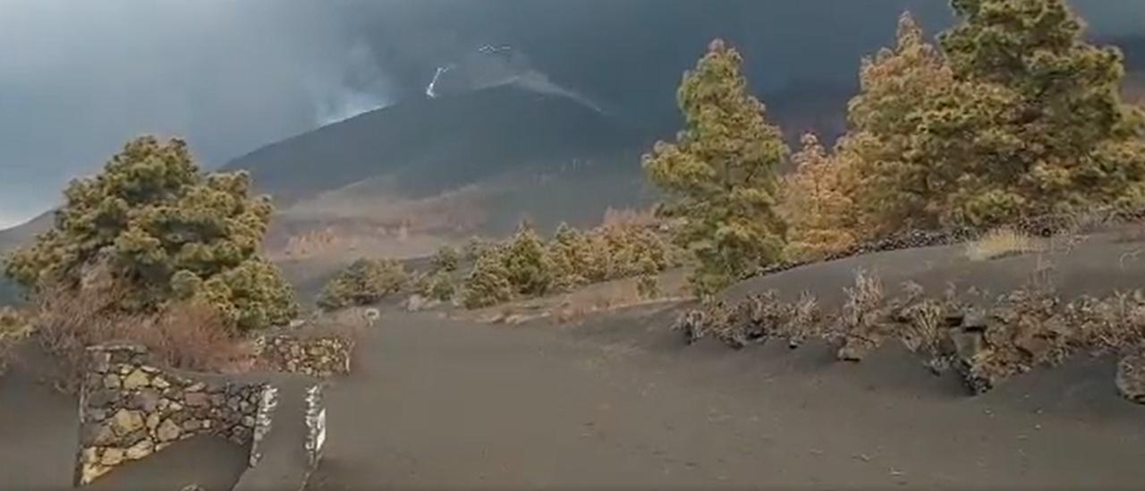Imagens registram o momento em que um raio incide acima do vulcão Cumbre Vieja, em La Palma, nas Ilhas Canárias.