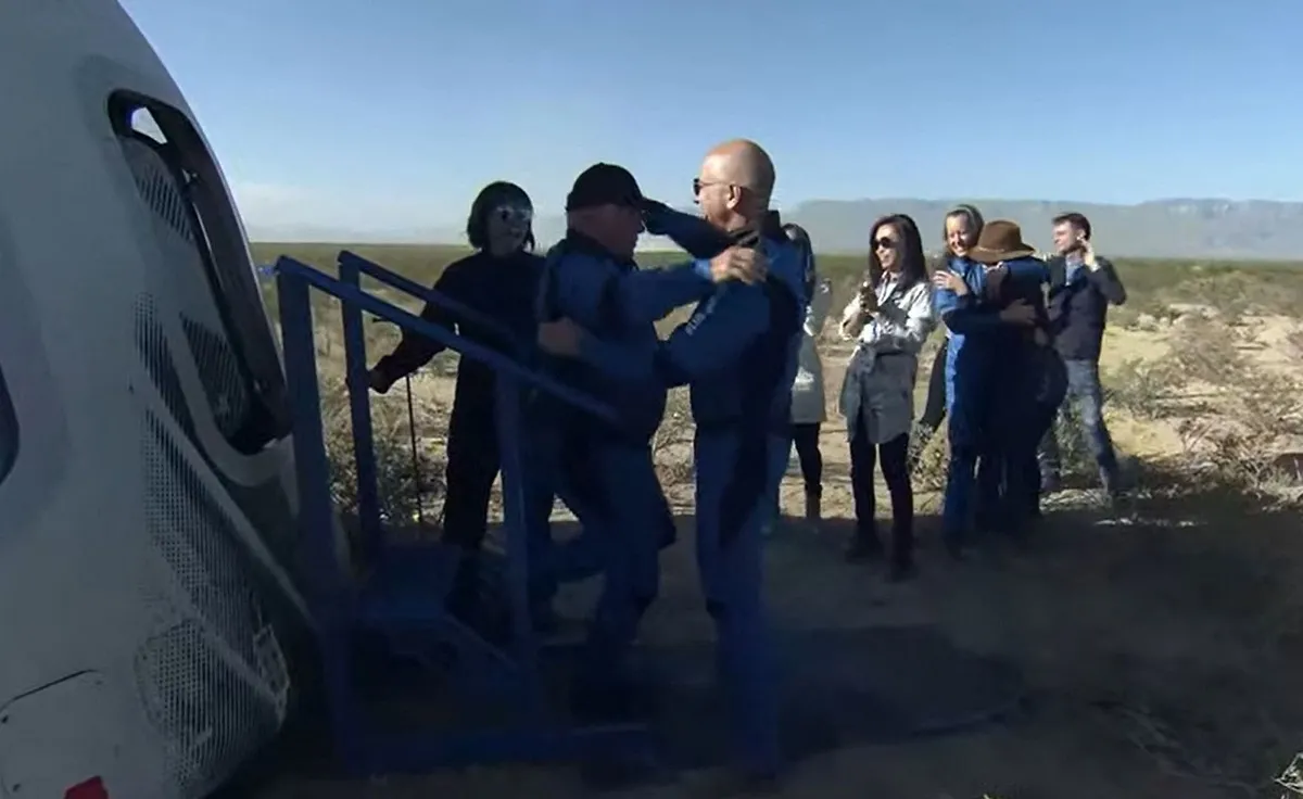 Shatner recebe um abraço do fundador da Blue Origin, Jeff Bezos, após pousar no oeste do Texas