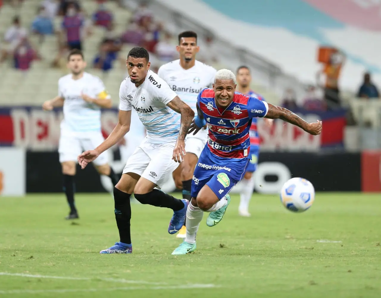 David disputa bola com zagueiro do Grêmio