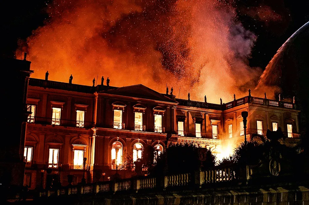 Uma das frases do livro acende um alerta ao expressar que, para os cientistas, o golpe fatal veio em 2017, com o incêndio do Museu Nacional
