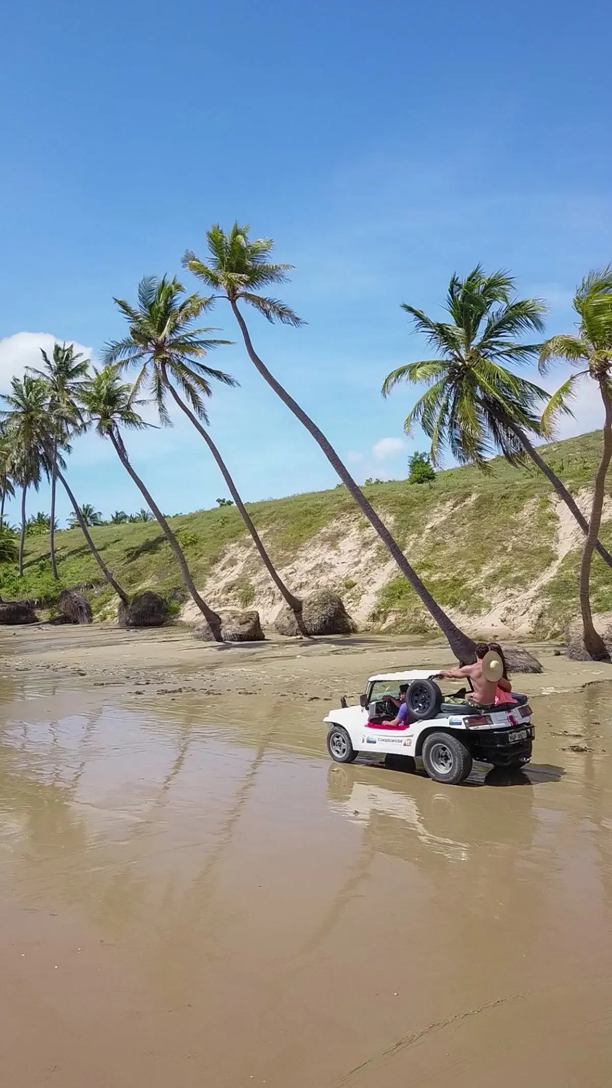 Ida de Buggy até a Praia dos Caetanos, onde ficam os Lençóis Cearenses