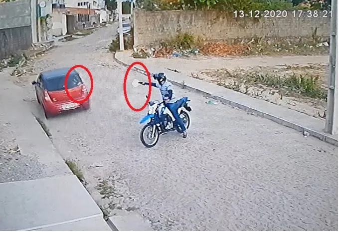 Consta nos autos que o suspeito efetuou uma sequência de disparos de arma de fogo sem descer da moto