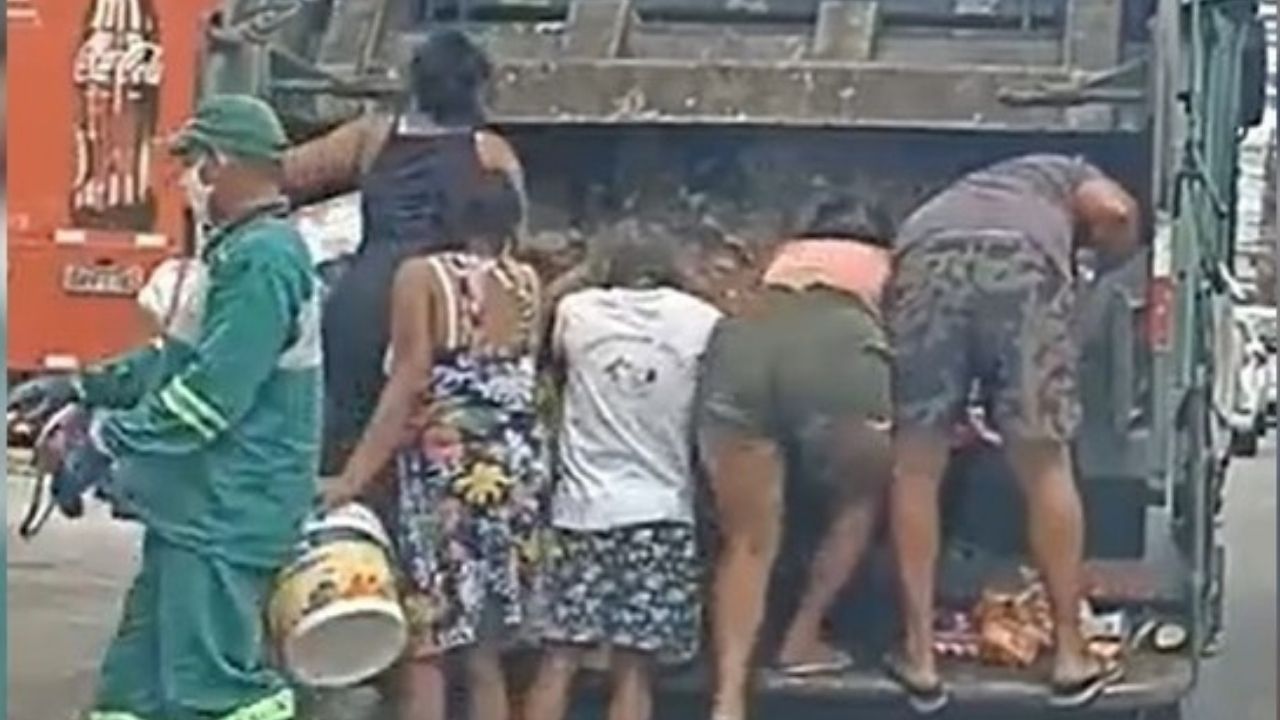Imagens de pessoas revirando caminhão de lixo por alimentos viralizaram no TikTok.