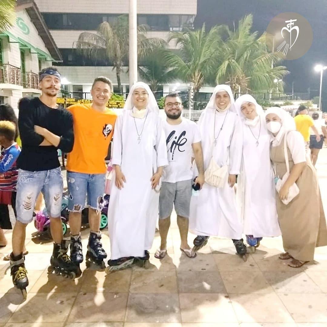 Freias andam de patins e posam para foto na Beira-Mar de Fortaleza