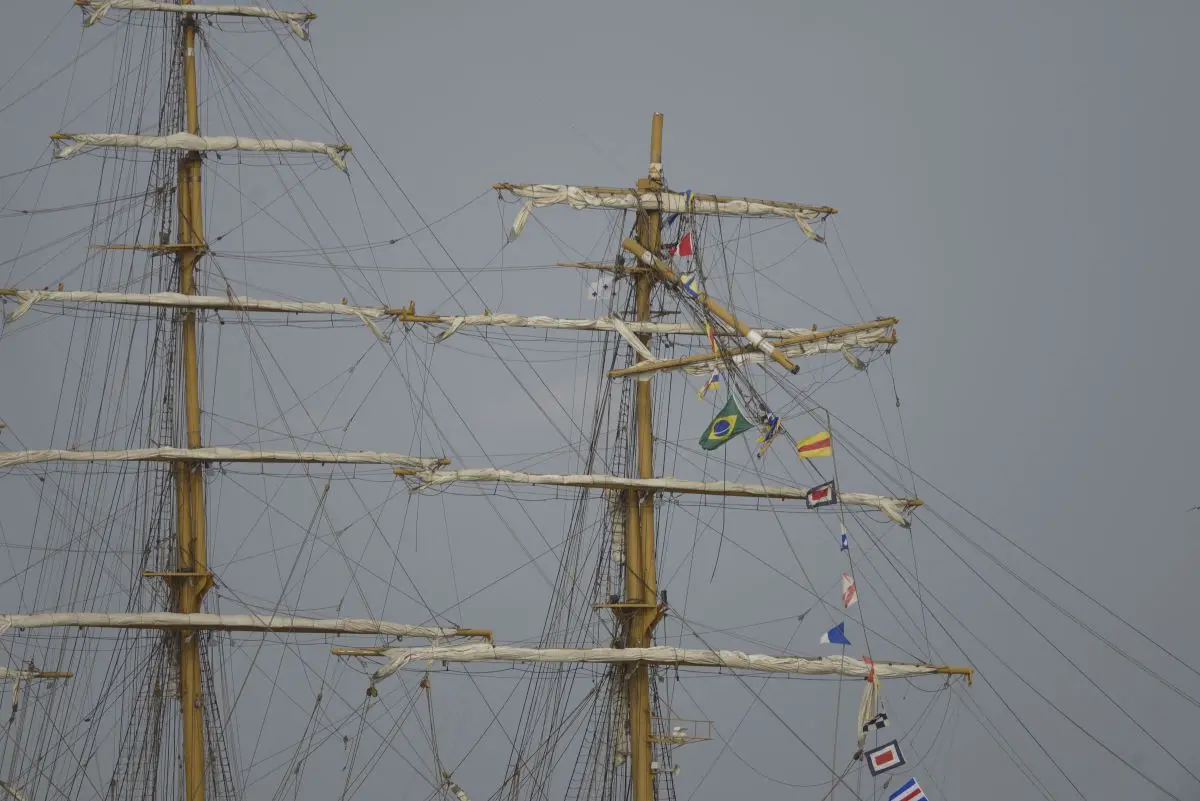 Imagem de estrutura do navio brasileiro cisne branco danificada após colisão com ponte no equador