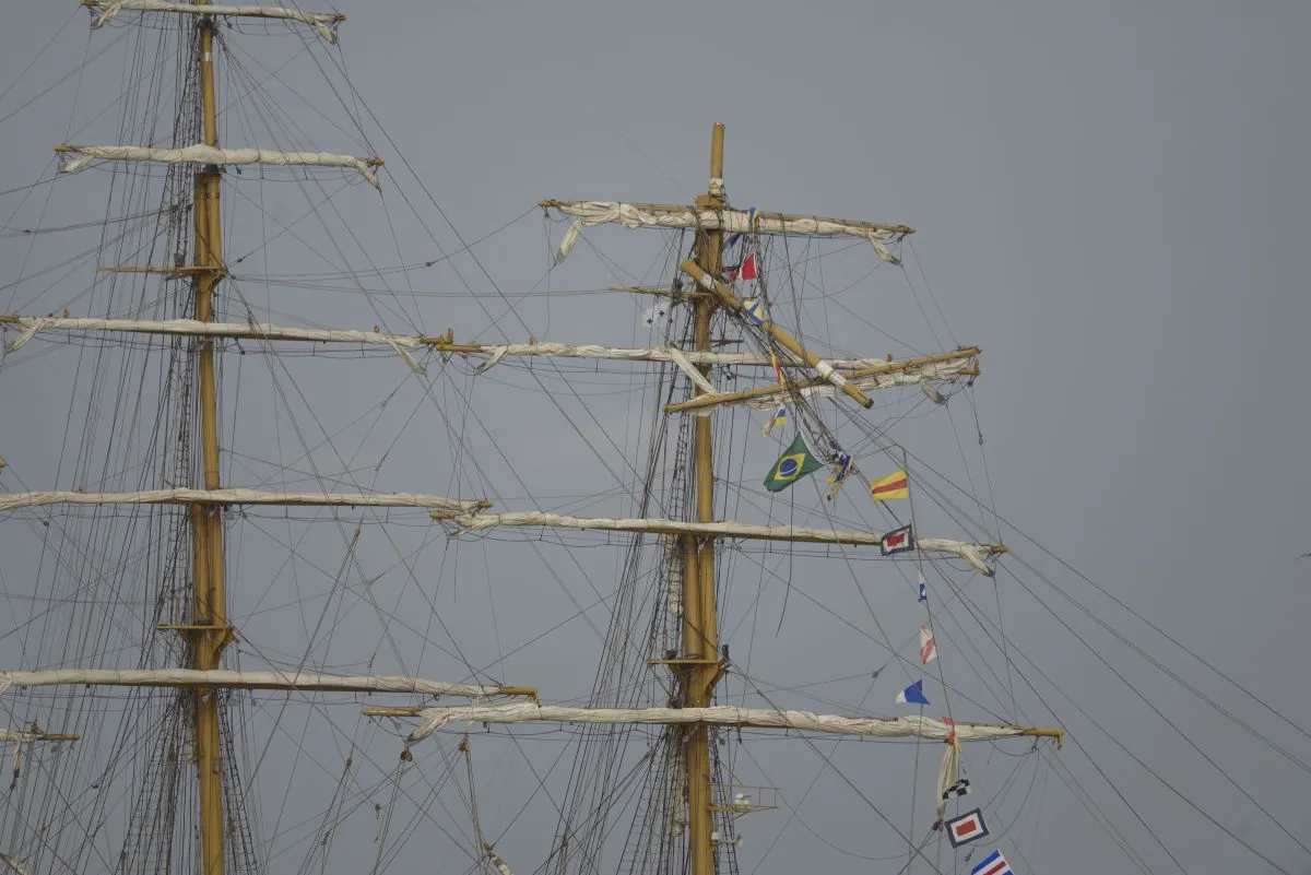 Parte do navio brasileiro ficou danificada