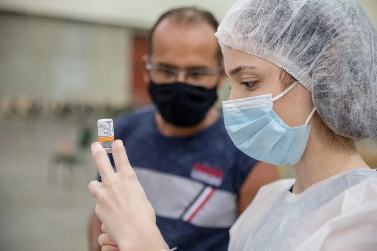 Um dos impulsionadores da melhoria do cenário da pandemia é a vacinação, mas é preciso ampliar a taxa de imunizados