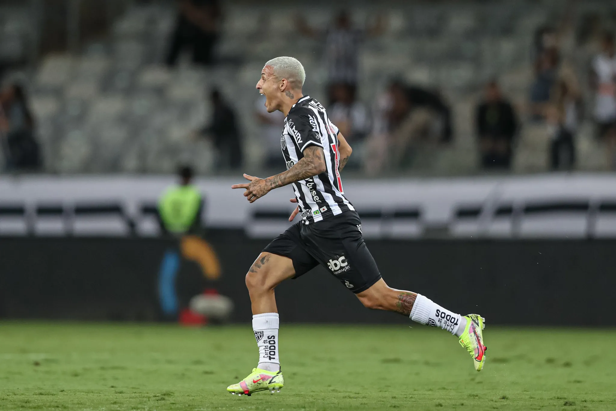 Guilherme Arana abriu o marcador para o Atlético-MG diante do Fortaleza no Mineirão