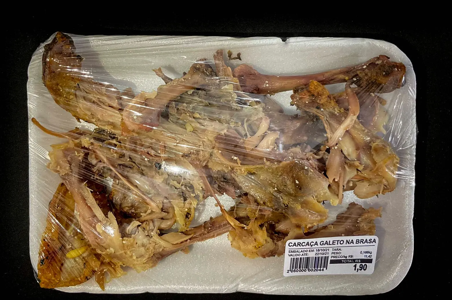 Foto dos restos de um galeto em uma bandeja