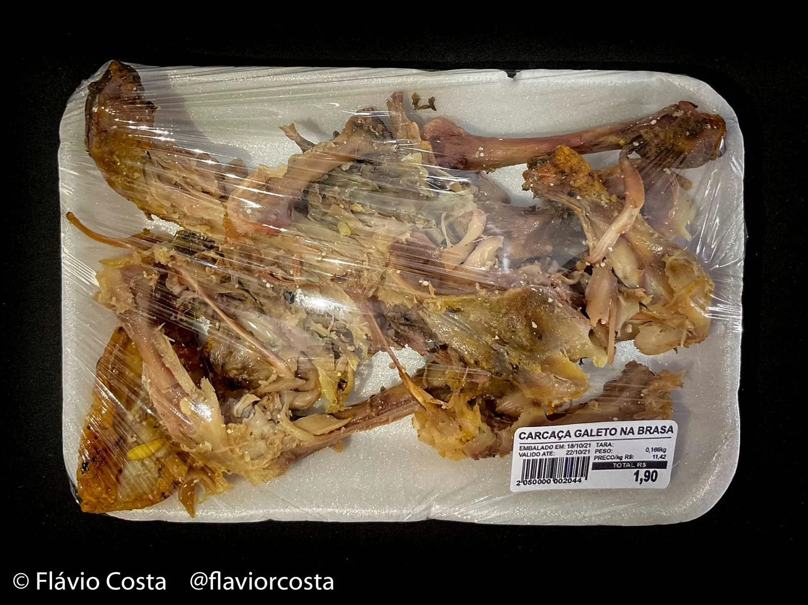 Flávio explica que os restos dos próprios alimentos são utilizados nos cliques