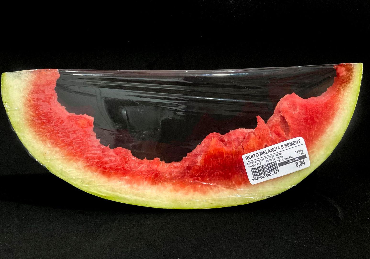 Foto de melancia embalada em plástico