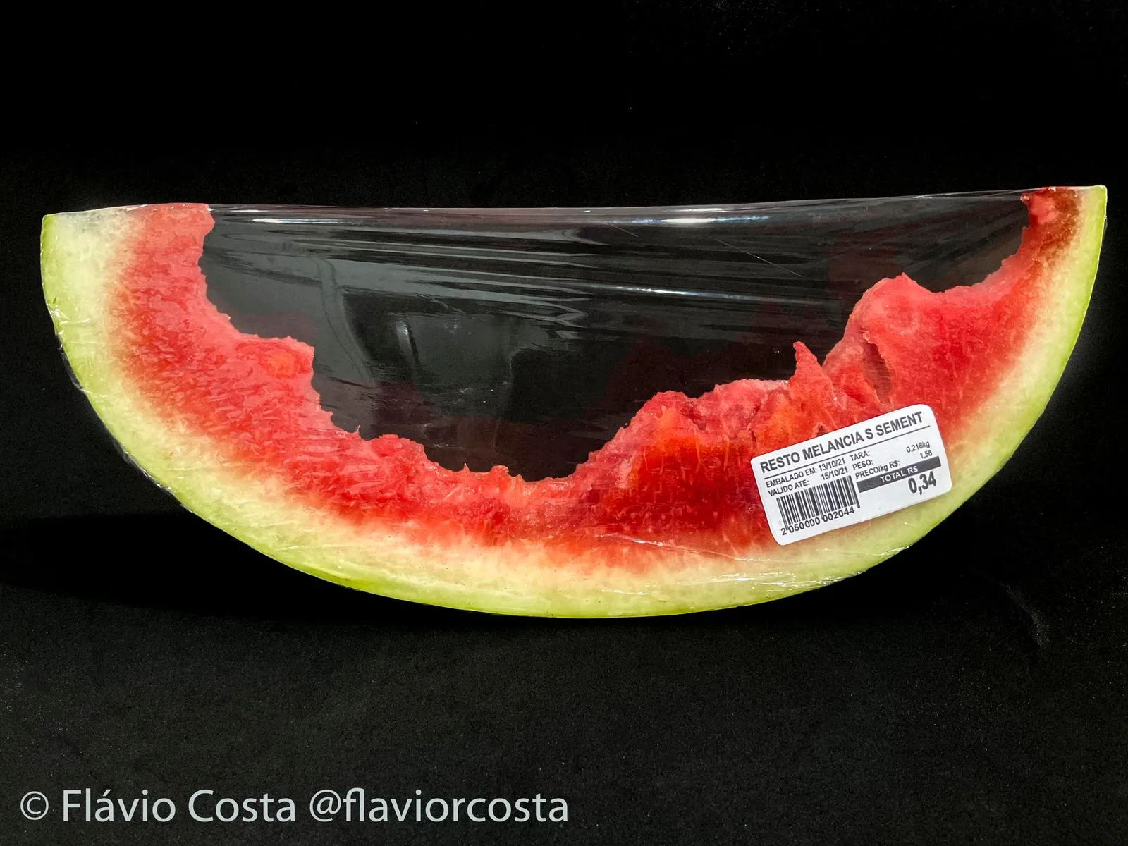 Os alimentos são embalados e etiquetados por Flávio, como crítica à venda de restos de alimentos