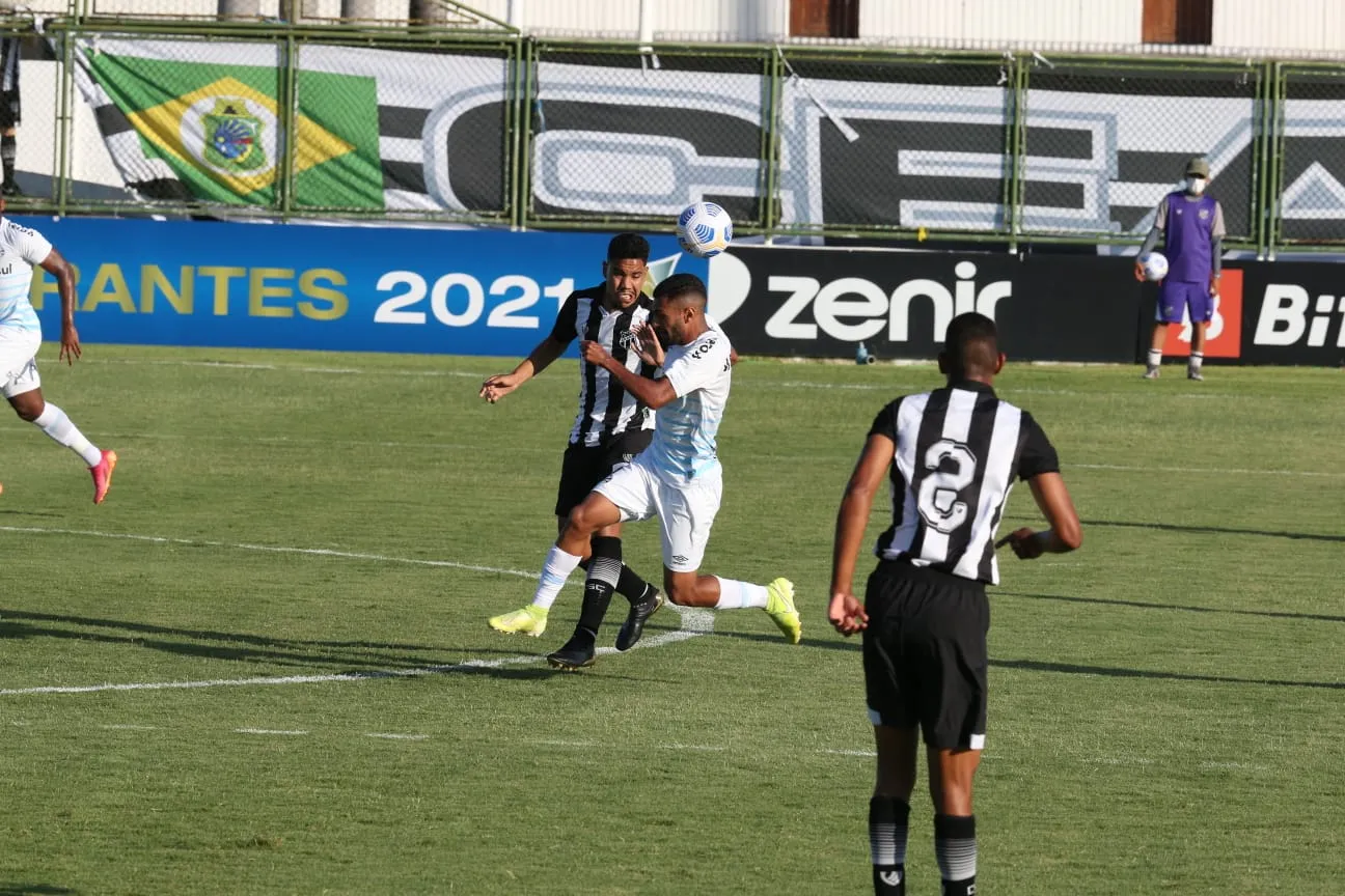 Defesa do Ceará não deixou espaço para o Grêmio trabalhar a bola