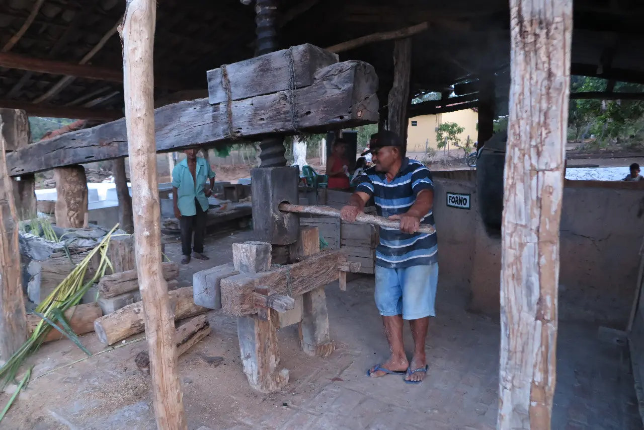 Casa de farinha no Crato mantém aparato artesanal
