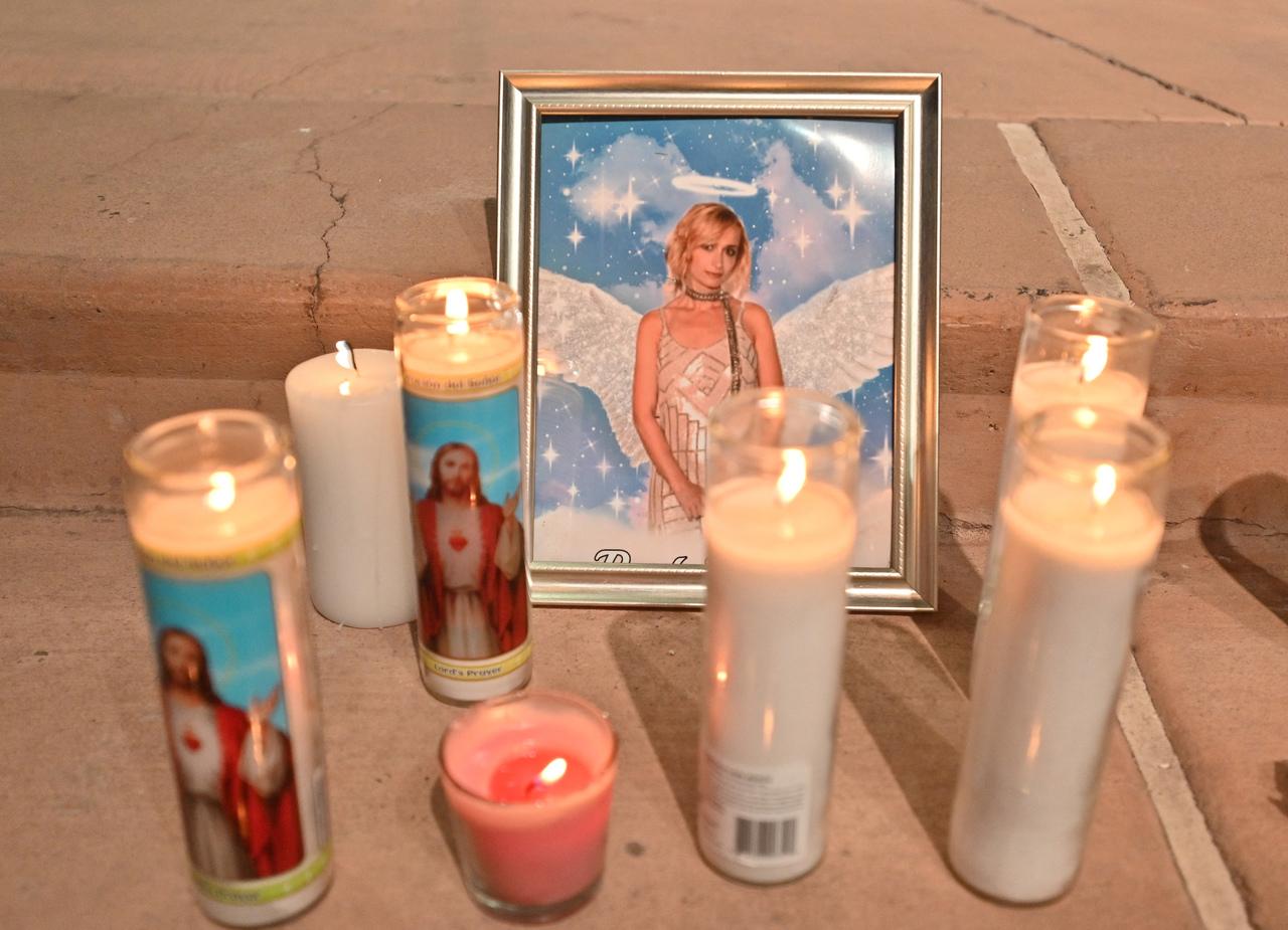 Velas são colocadas ao redor de uma foto da cineasta Halyna Hutchins durante uma vigília realizada em sua homenagem no Albuquerque Civic Plaza em 23 de outubro de 2021 em Albuquerque, Novo México
