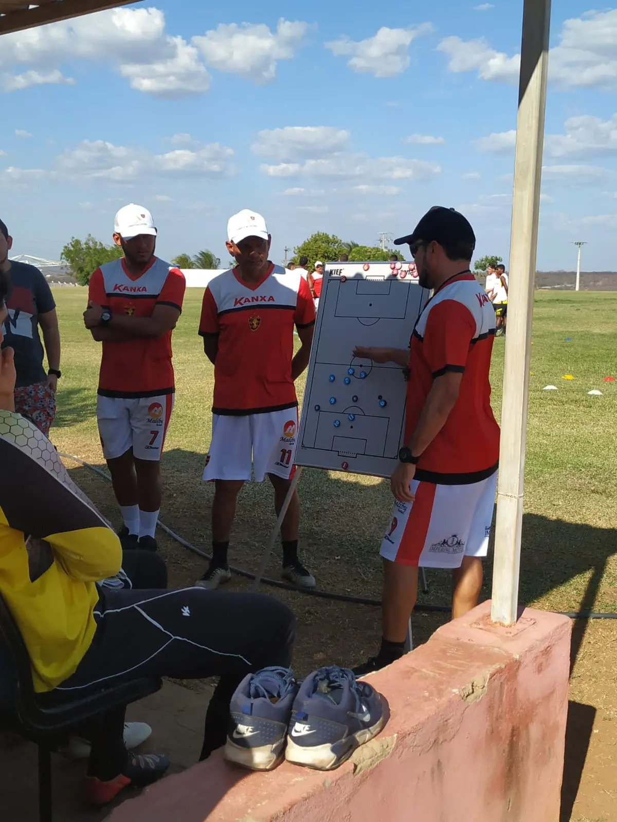 Lamar Lima, técnico do Guarani, em preleção