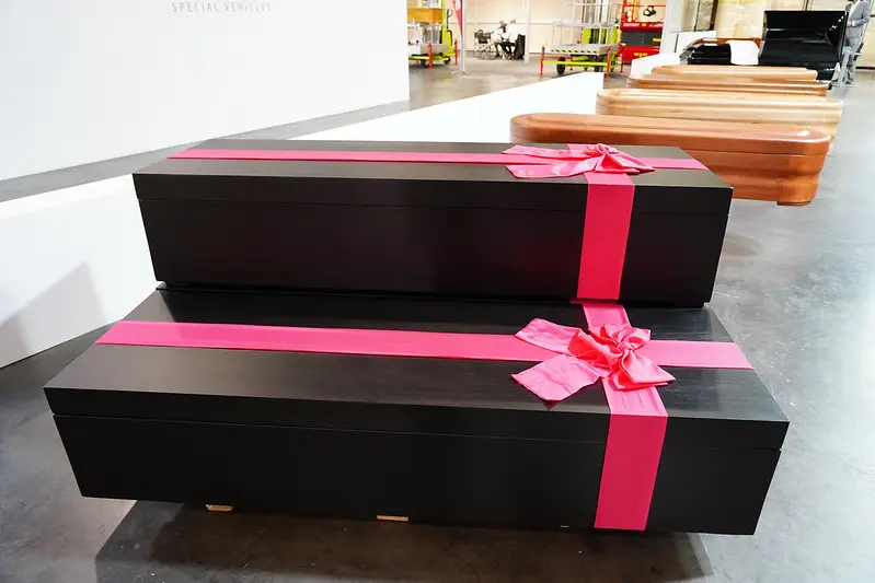 Réplicas dos caixões da série Round 6 apresentados na feira funermostra