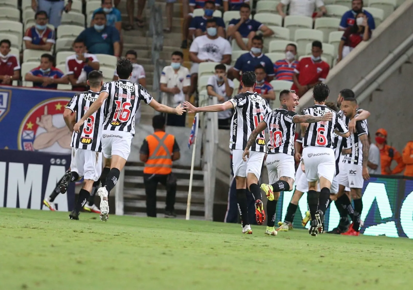 Jogadores do Atlético-MG comemoram gol de Diego Costa