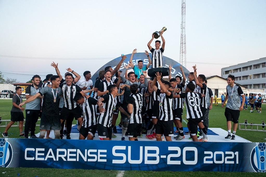 Jogadores do Ceará levantando troféu de Campeão Cearense 2021
