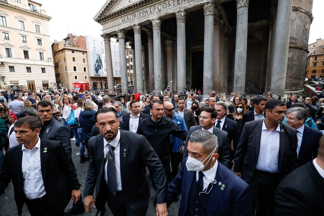 comitiva de bolsonaro, sem máscara, diante do panteão, em roma