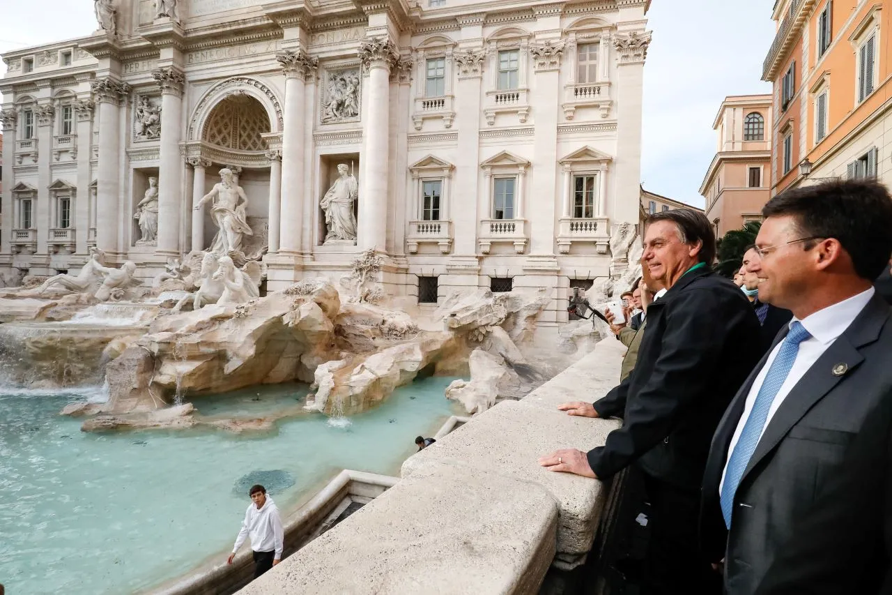 Comitiva do presidente na Fontana di Trevi, em Roma