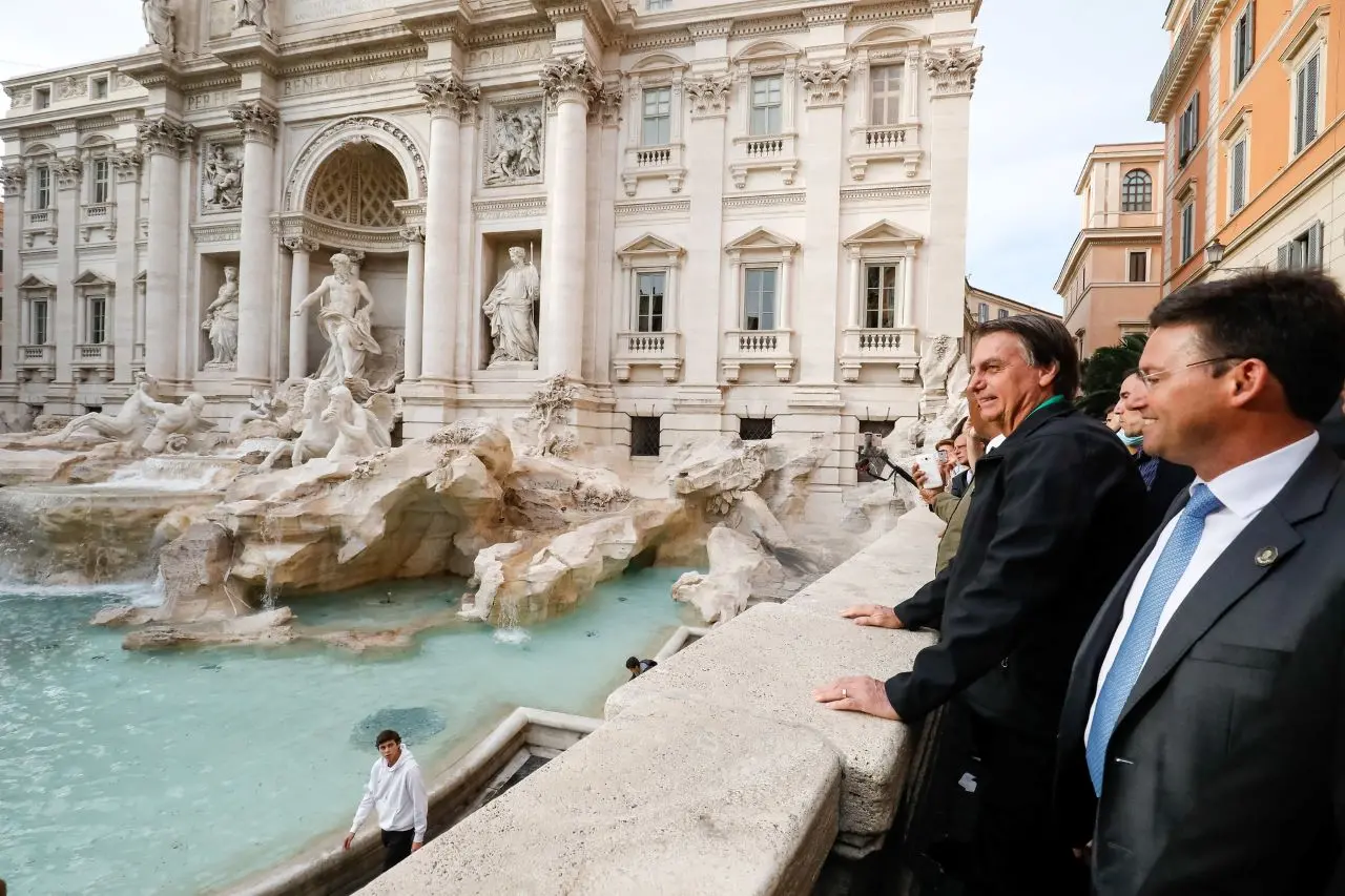 Bolsonaro no canto direito da foto diante da fontana di trevi, em roma