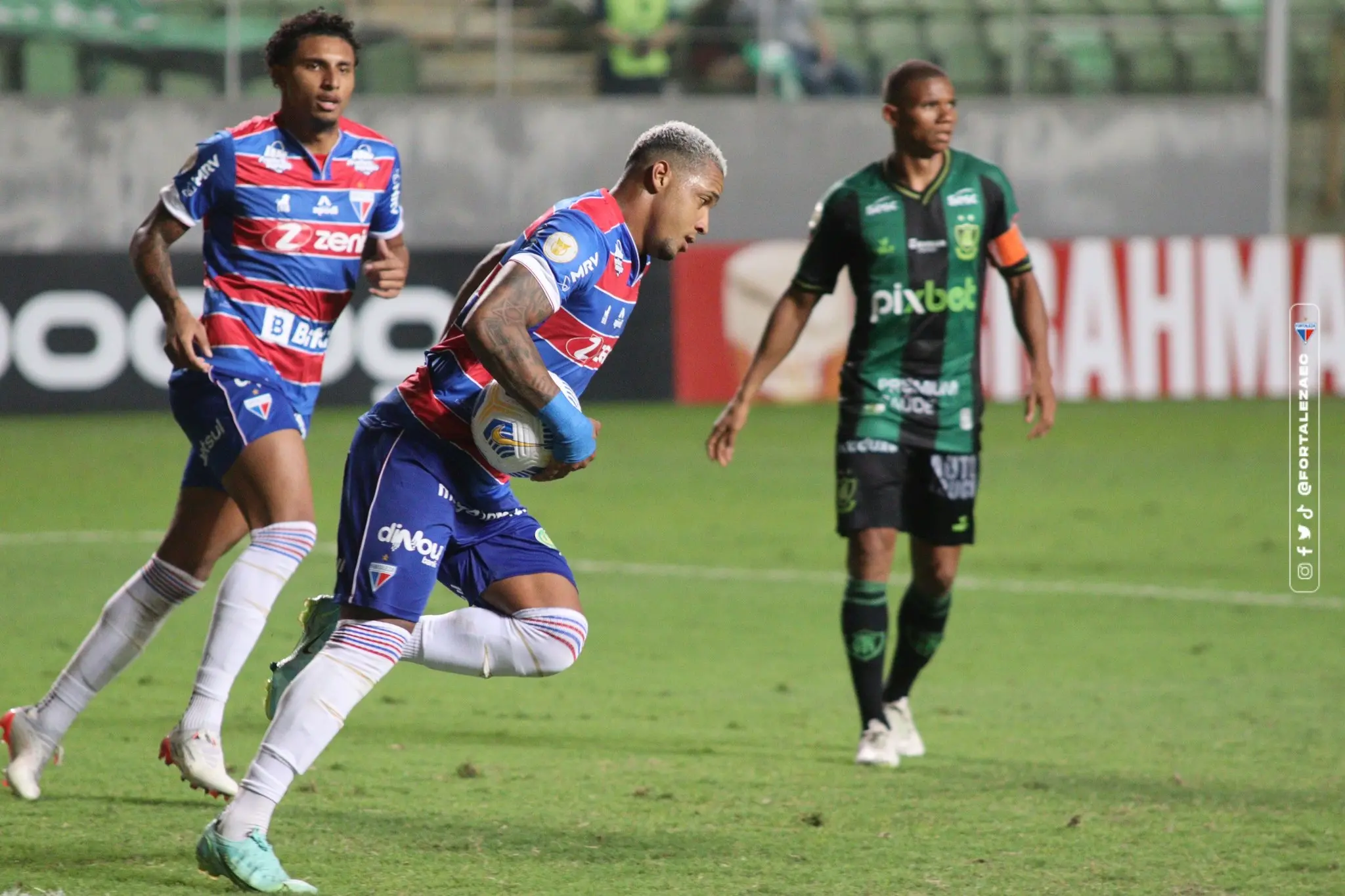 David com a bola embaixo do braço após gol marcado
