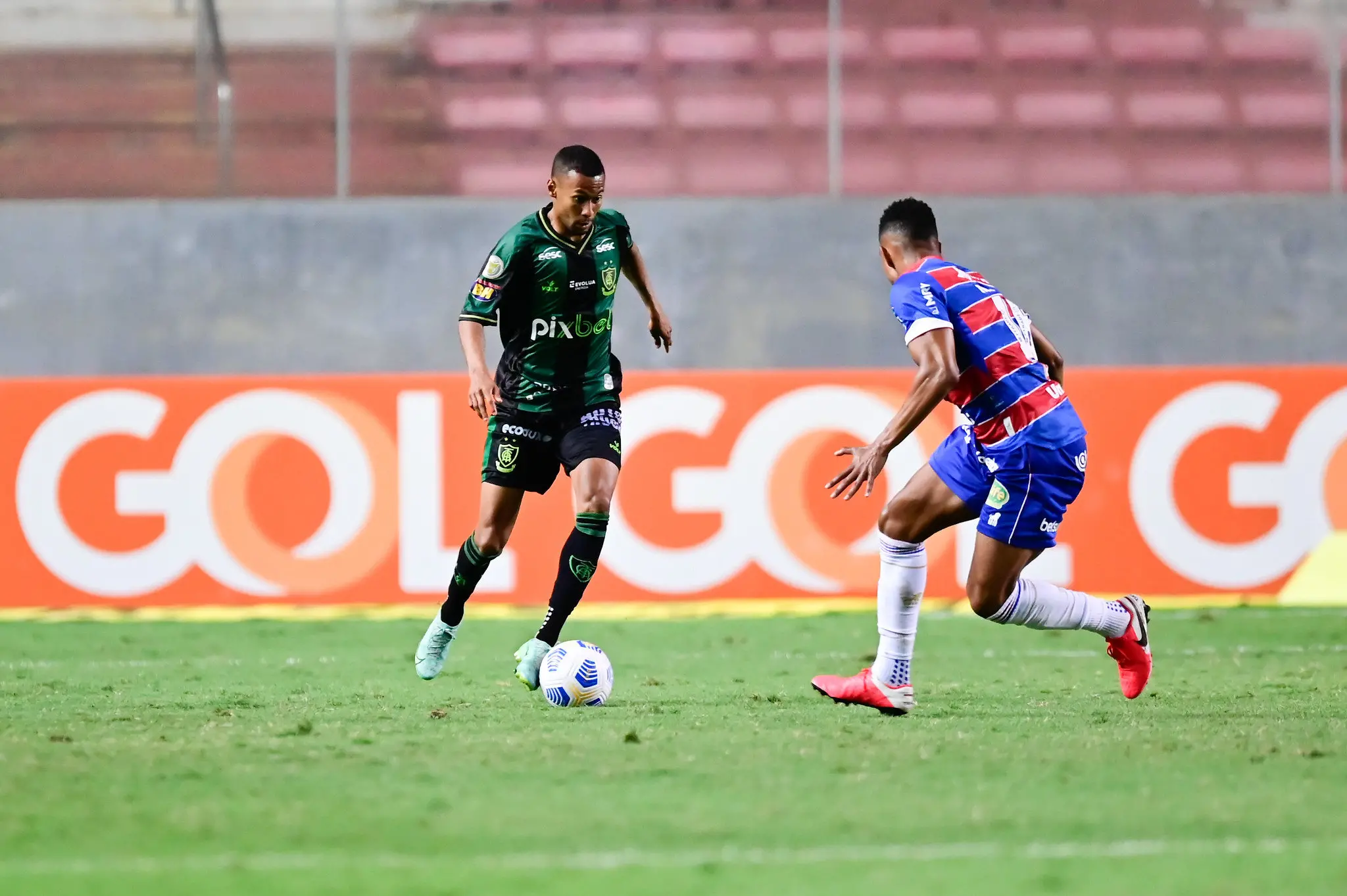 Ademir com a bola vai pra cima de Matheus Jussa