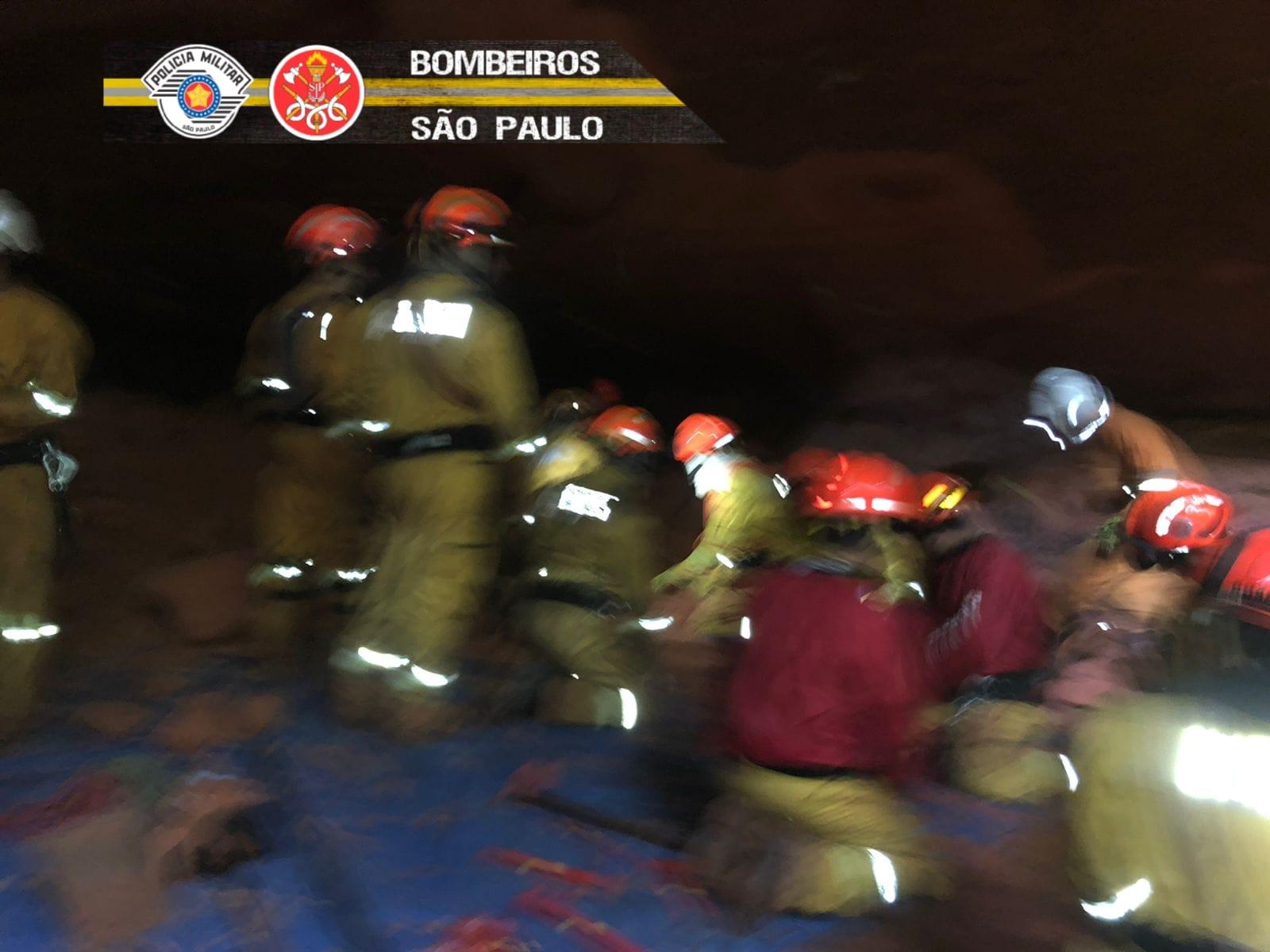 Bombeiros de SP em atendimento a vítimas de desabamento de gruta