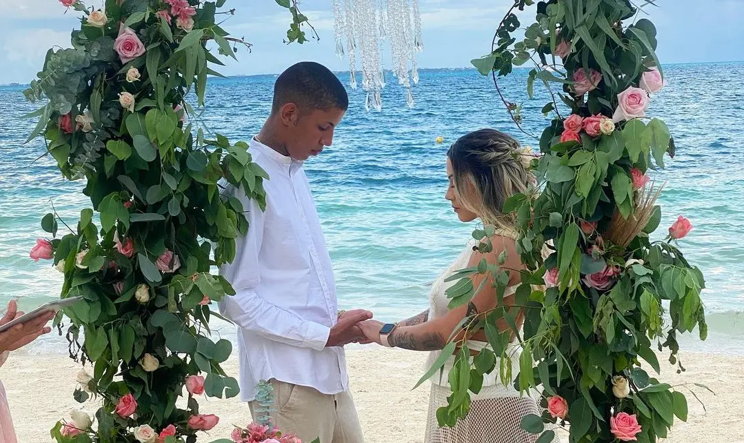 Casal divulgou imagens do casamento em redes sociais