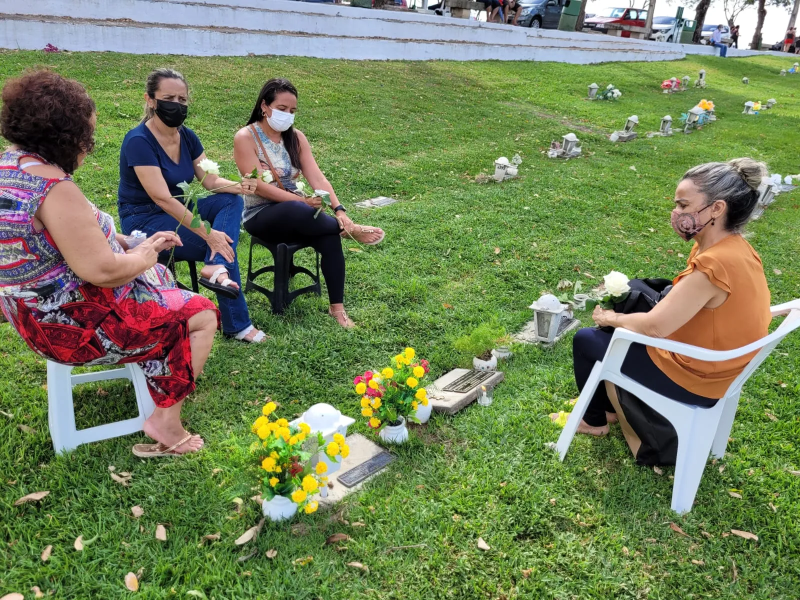 Tereza foi com a família visitar o túmulo da mãe e do irmão no Jardim Metropolitano