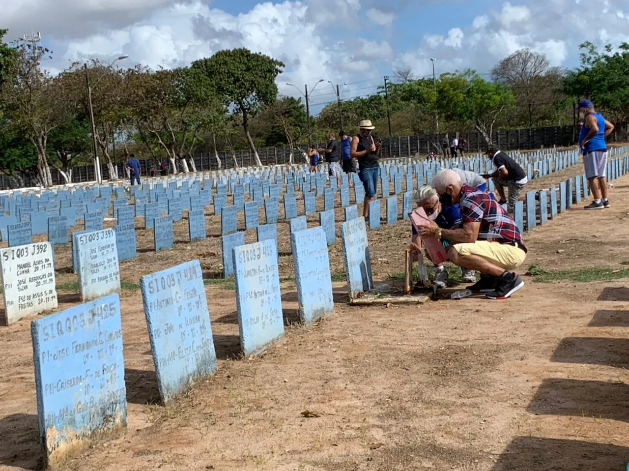 Maior cemitério público de Fortaleza, Bom Jardim teve pouca movimentação no início desta manhã