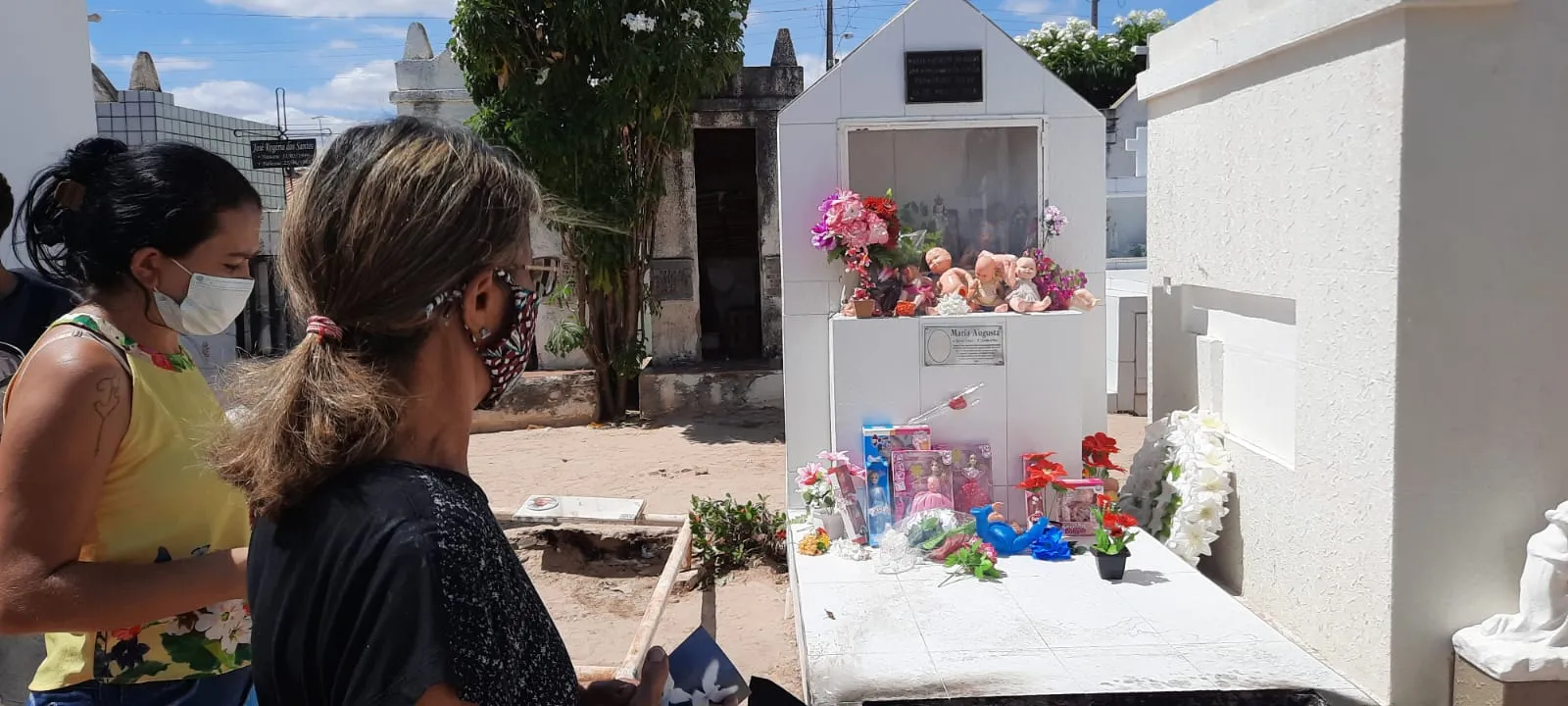 Túmulo de Maria Augusta em Iguatu recebe brinquedos como ofertas de fiéis