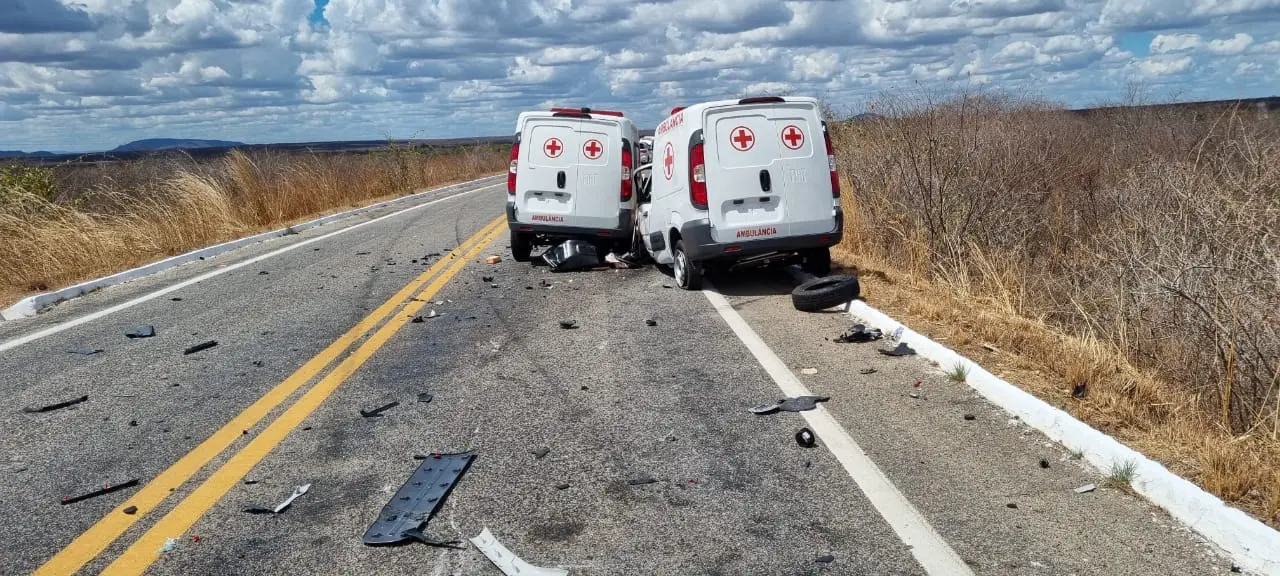 Acidente entre ambulâncias e carro particular deixa dois mortos em Tamboril, no interior do Ceará