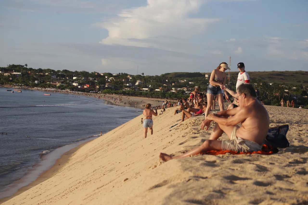 Em Jeri, a Duna do Pôr do Sol é um dos lugares mais visitados pelos turistas
