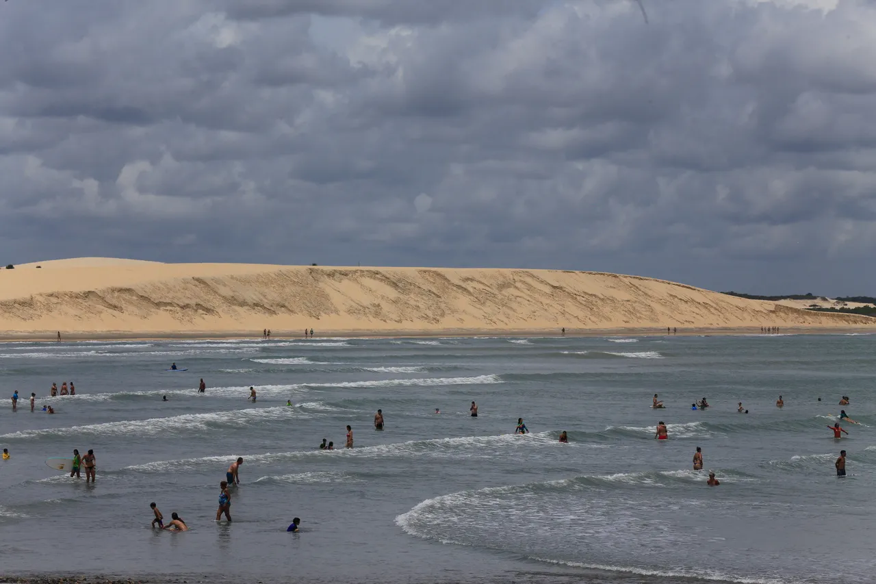 A Duna do Pôr do Sol fica próximo à praia local